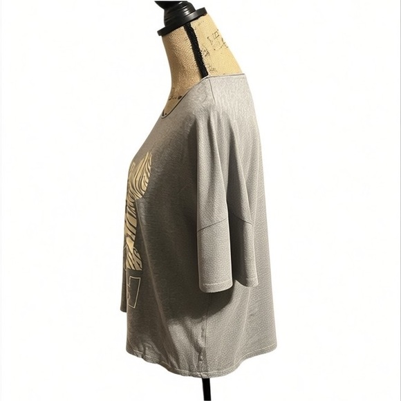 Disney Gray Cropped T-Shirt with Pooh Bear Design - Picture 6 of 8